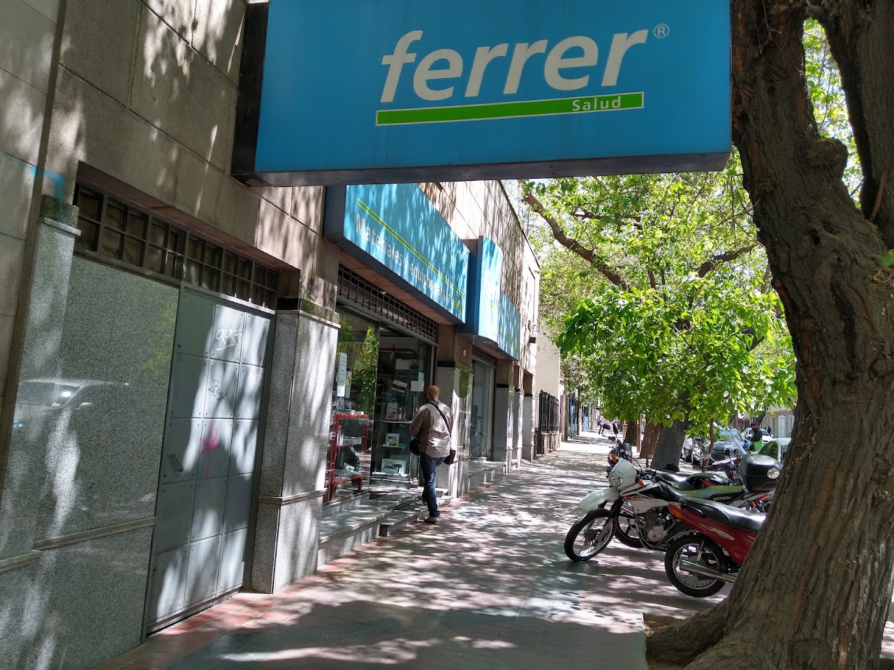 Fachada de FERRER Salud, tienda de insumos de salud en San Lorenzo 260, Mendoza