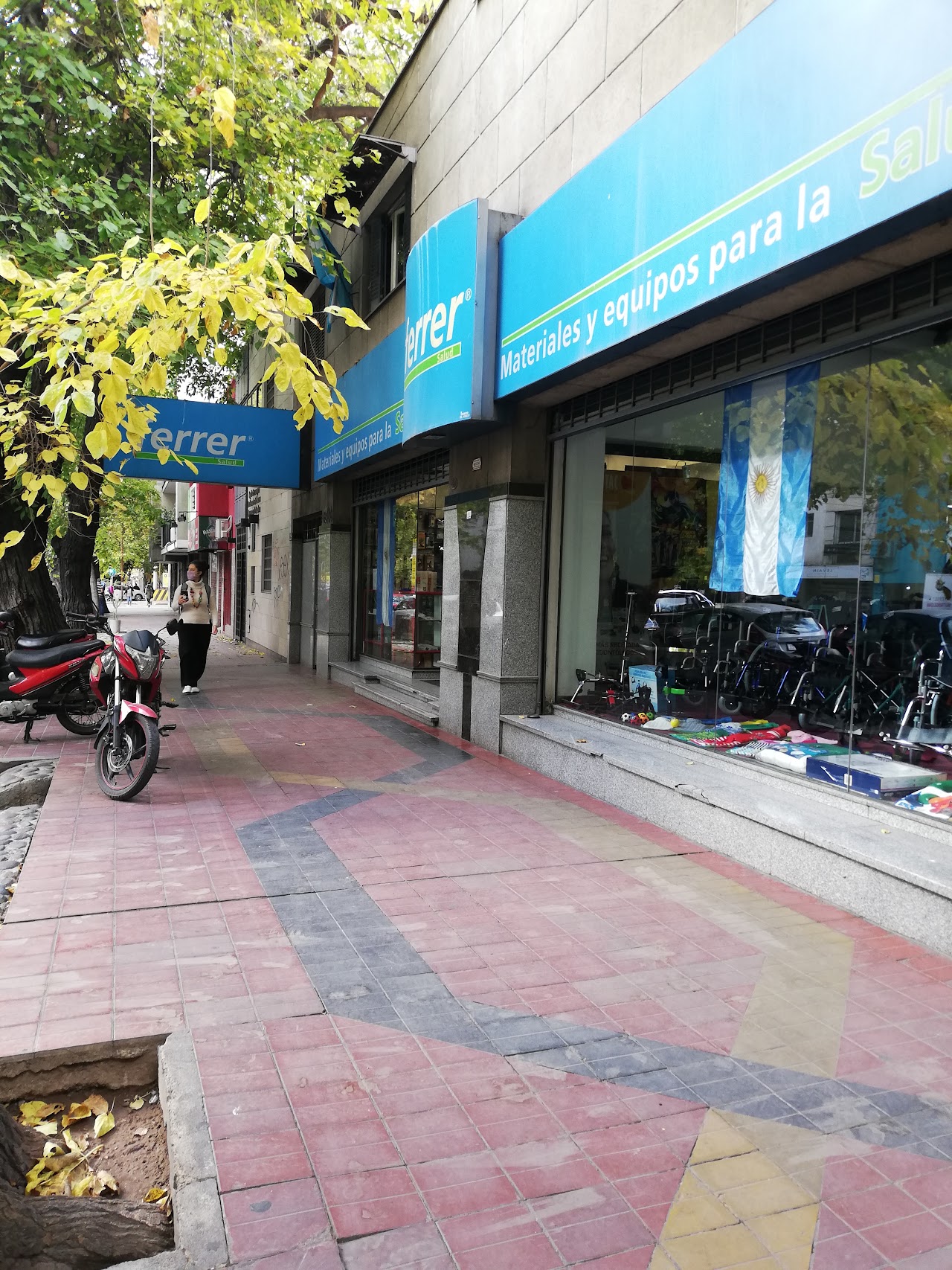 Fachada de FERRER Salud sobre calle San Lorenzo, Mendoza