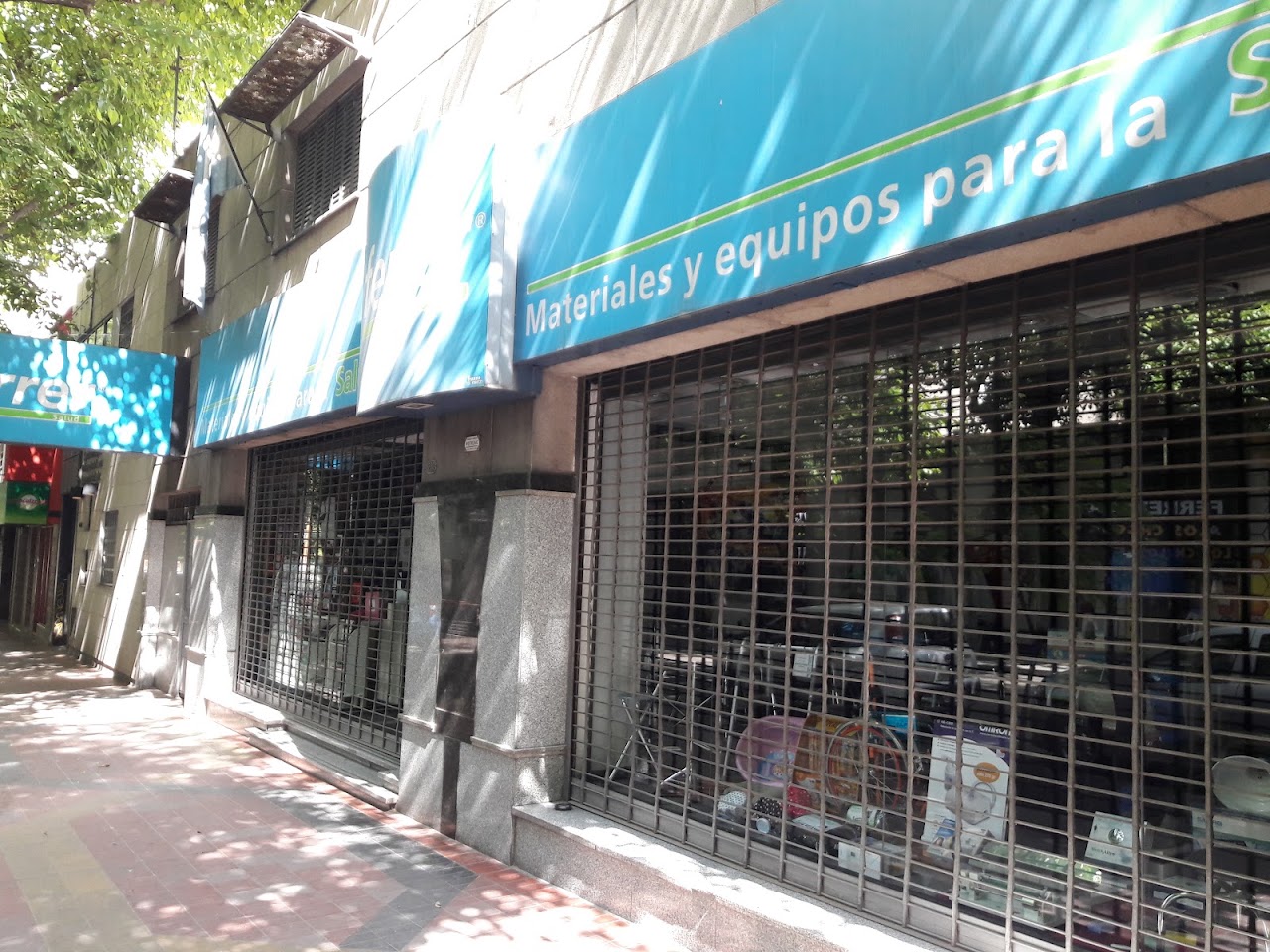 Vidriera de FERRER Salud con productos ortopédicos